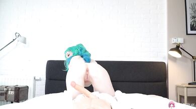 Cosplayer Arielka Plays with a big disk