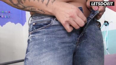 Tattooed Webcam MILF Slut Mia Blow gets fucked by BBC - LETSDOEIT