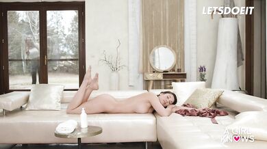 Hot Girls Sabrisse, Stacy Cruz And Zlata Shine Amazing Threeway At Home - A GIRL KNOWS