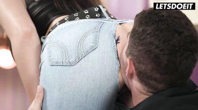 Curvy Slut Ends Up Fucking Stranger In Hostel Room - HORNY HOSTEL